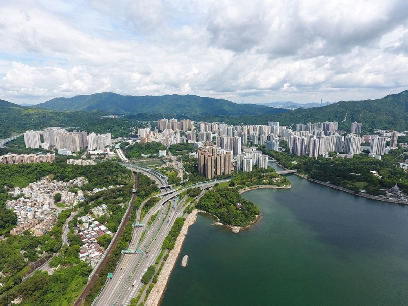 新界新市镇在上世纪70年代开始发展，如沙田、大埔和北区等，大量居民移居于这些地方。人口急增，交通需求也增加，图为大埔新市镇。（维基百科图片）