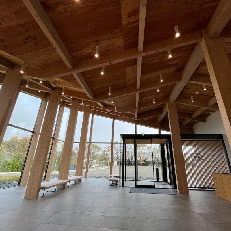 整座建筑物以天然木材为主要建材。 整座建筑物以天然木材为主要建材。