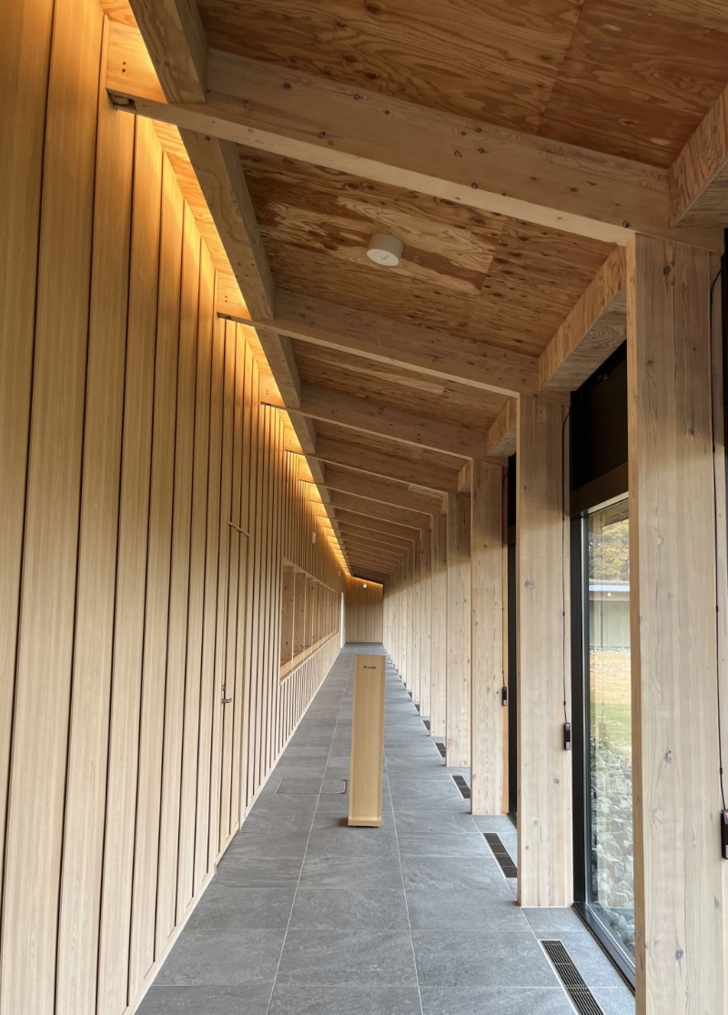 一道装置了大型玻璃窗的长廊,将室外的自然景观引入室内。 一道装置了大型玻璃窗的长廊,将室外的自然景观引入室内。