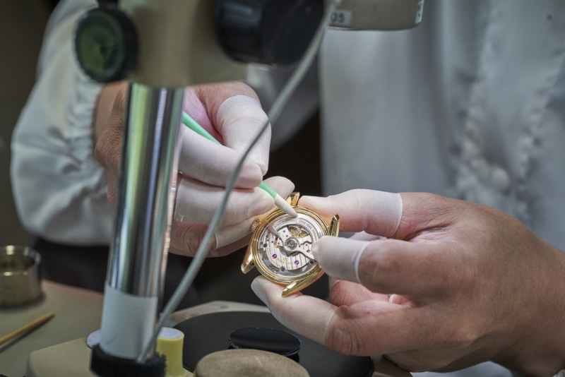 制表师细心处理每个组装工序。 制表师细心处理每个组装工序。