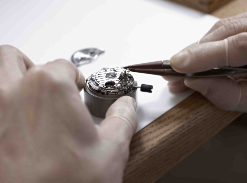 制表师用心主理Spring Drive的组装工序。 制表师用心主理Spring Drive的组装工序。