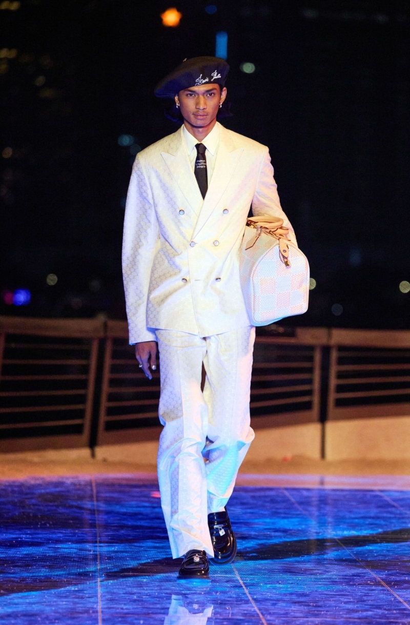 一身亮白的孖襟西服配水手帽,完美演绎年轻风格的Dandy Style。 一身亮白的孖襟西服配水手帽,完美演绎年轻风格的Dandy Style。