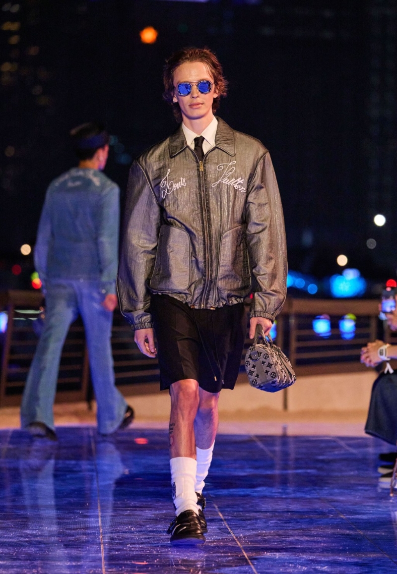 恤衫领呔配Zip-up Jacket与短裤的造型,轻松潇洒又不失体面。 恤衫领呔配Zip-up Jacket与短裤的造型,轻松潇洒又不失体面。