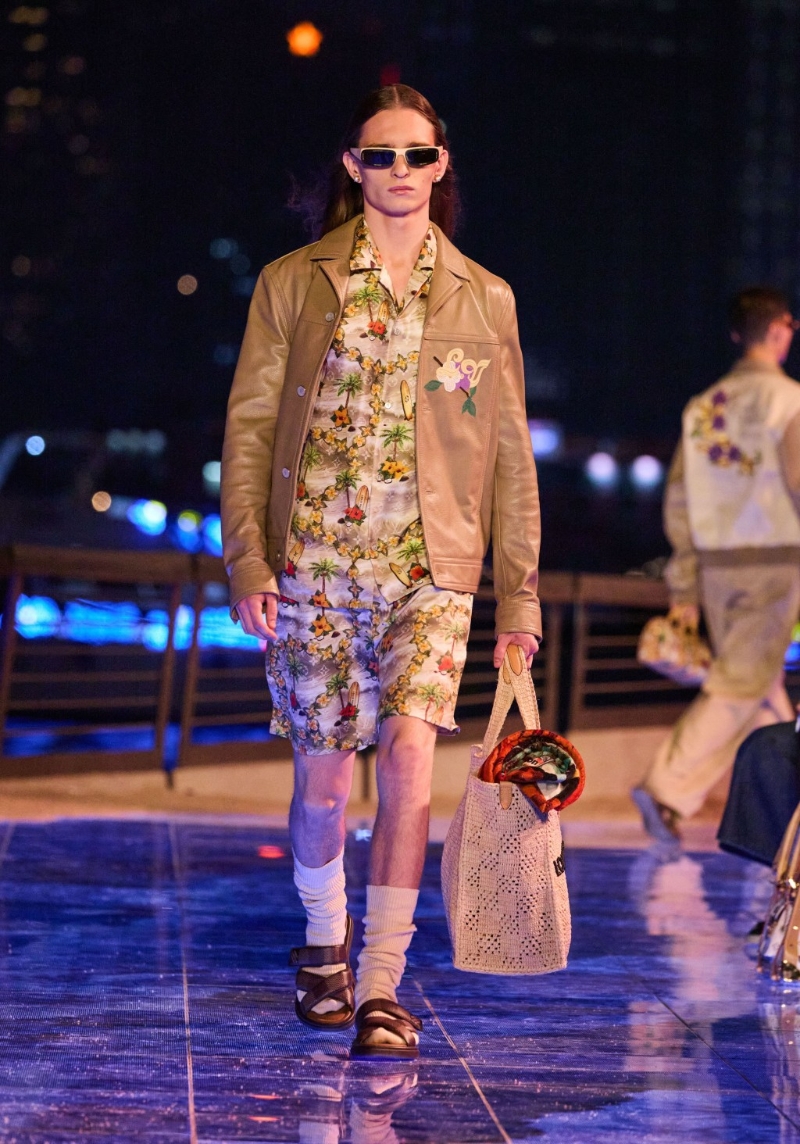 Hawaii Print不一定难驾驭,不妨参考一下这个造型示范。 Hawaii Print不一定难驾驭,不妨参考一下这个造型示范。