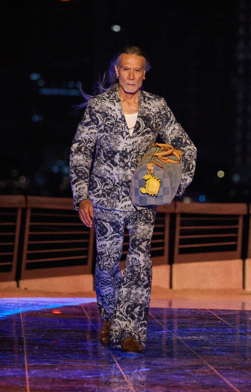 将椰林树影结合LV Monogram,黑白灰调的设计更进一步提升型格。 将椰林树影结合LV Monogram,黑白灰调的设计更进一步提升型格。