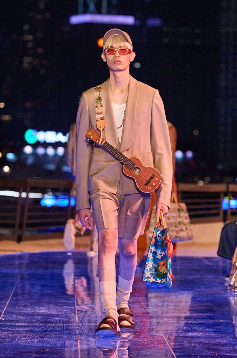 休闲西装短裤,配以一个迷你LV结他,令人产生放工即刻去度假的冲动。 休闲西装短裤,配以一个迷你LV结他,令人产生放工即刻去度假的冲动。