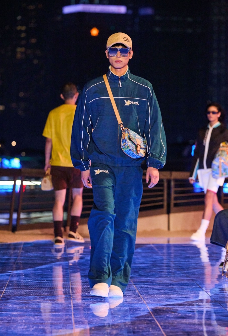 一身蓝调运动服,衬上Cap帽与太阳眼镜,完全轻松写意的假日造型。 一身蓝调运动服,衬上Cap帽与太阳眼镜,完全轻松写意的假日造型。