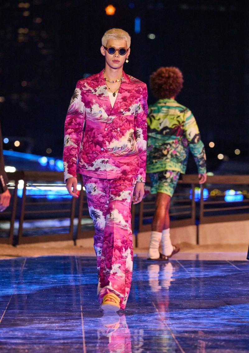 无论是单色调或是多色彩的夏威夷印花图案,都明确道出新系列的主题。 无论是单色调或是多色彩的夏威夷印花图案,都明确道出新系列的主题。