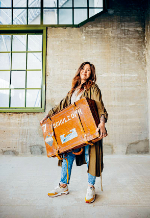 欣赏由2,000个行李箱组成的《迷宫》装置,发掘每个主人的故事。 (图片来源:FENIX官网) 欣赏由2,000个行李箱组成的《迷宫》装置,发掘每个主人的故事。 (图片来源:FENIX官网)