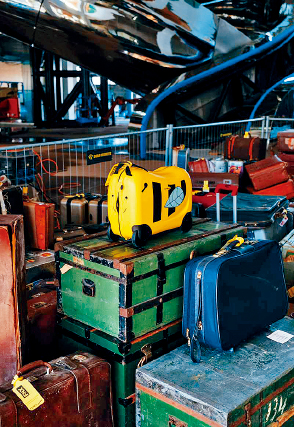 欣赏由2,000个行李箱组成的《迷宫》装置,发掘每个主人的故事。图片来源:FENIX官网 欣赏由2,000个行李箱组成的《迷宫》装置,发掘每个主人的故事。图片来源:FENIX官网