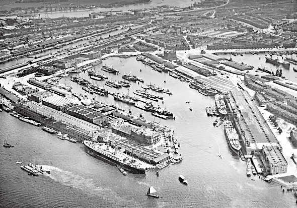 昔日移民通过荷美邮轮,从附近的码头抵达或离开鹿特丹。 (图片来源:Rotterdam City Archives) 昔日移民通过荷美邮轮,从附近的码头抵达或离开鹿特丹。 (图片来源:Rotterdam City Archives)