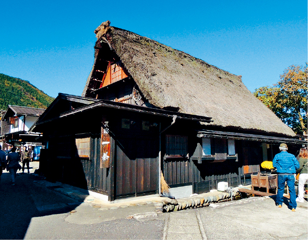 目前白川乡内有10多幢合掌屋变身民宿供人入住。 目前白川乡内有10多幢合掌屋变身民宿供人入住。