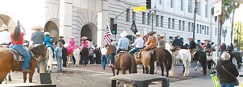 牛仔们聚集在洛杉矶市政厅外抗议。CBSLA新闻画面