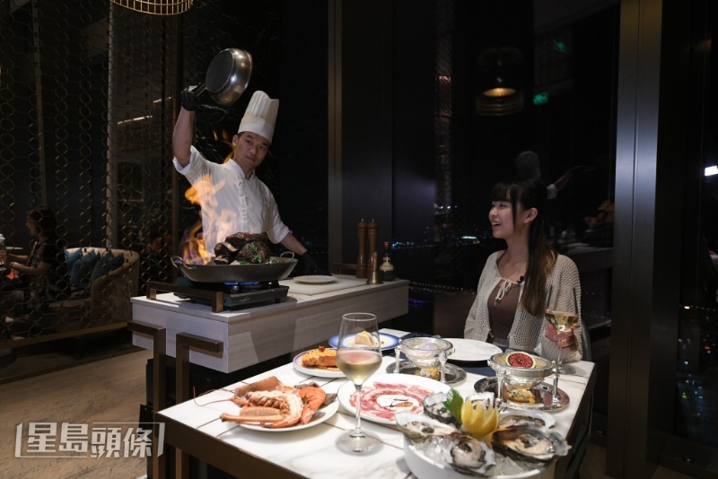 餐厅设送餐车服务,把招牌菜式送到食客桌前。 餐厅设送餐车服务,把招牌菜式送到食客桌前。