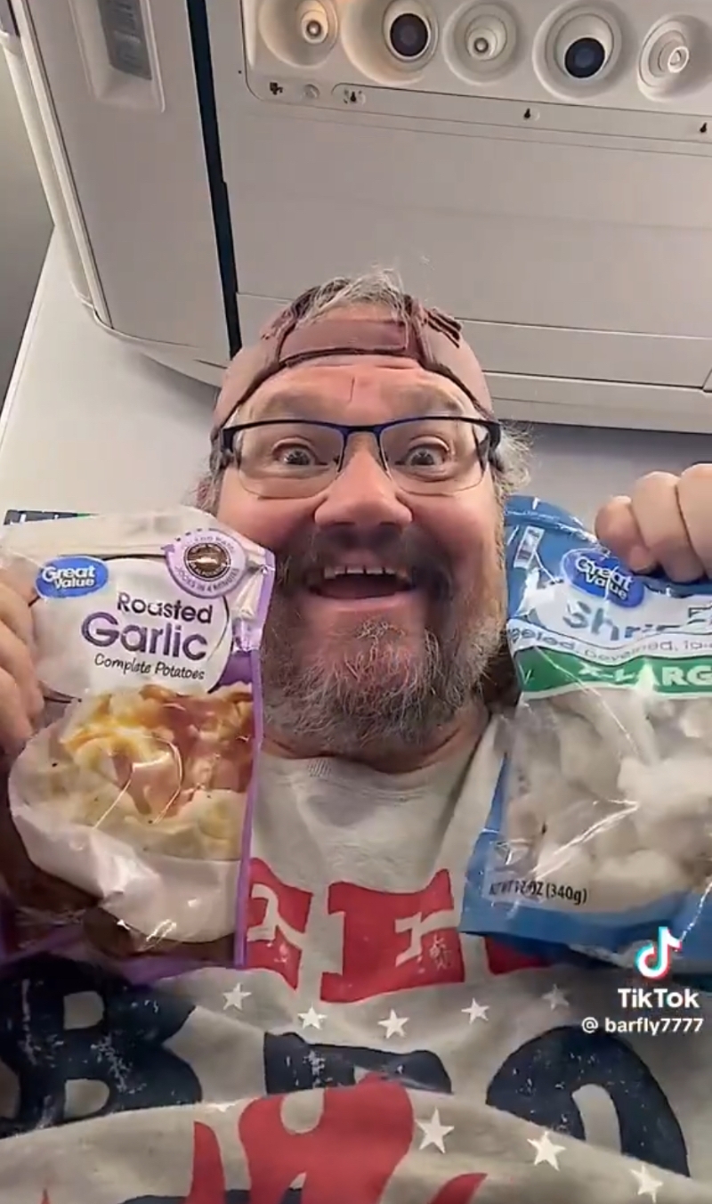 「厕所厨神」barfly在飞机上取出快餐薯蓉和冷冻虾。TikTok 「厕所厨神」barfly在飞机上取出快餐薯蓉和冷冻虾。TikTok