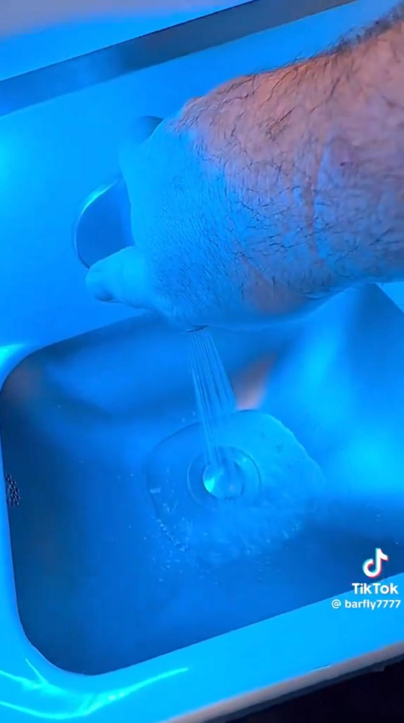 先将锌盆装满水变成临时汤煲。TikTok 先将锌盆装满水变成临时汤煲。TikTok