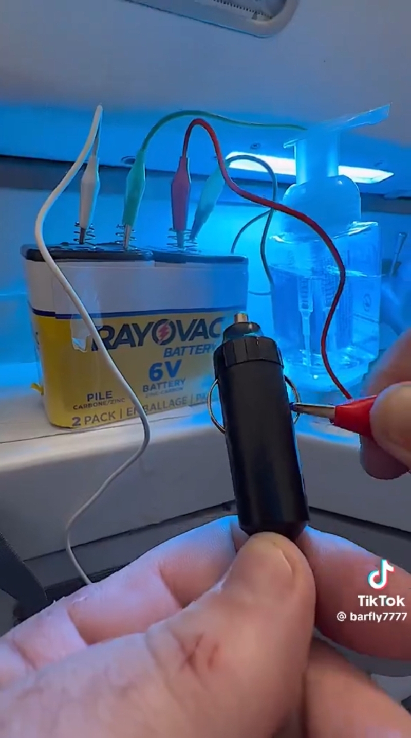 以6V电池连接浸入式饮料加热器将水加热。TikTok 以6V电池连接浸入式饮料加热器将水加热。TikTok