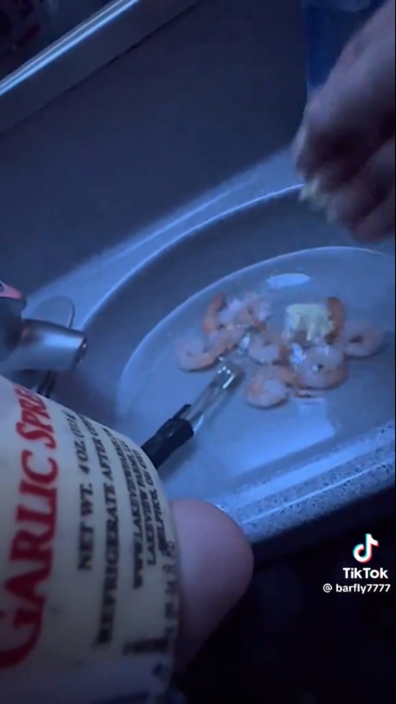 水滚后放虾,徒手舀蒜茸牛油加进去。TikTok 水滚后放虾,徒手舀蒜茸牛油加进去。TikTok