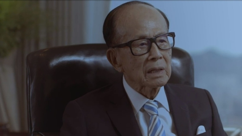 李嘉诚早前接受新加坡媒体访问,谈及目前世界和社会的问题日益复杂,对未来的路要有很多考虑,又称自己最近在手机玩人工智能,问「香港与新加坡是否竞争对手?」 结果得出的答案是「星港两地是竞争与合作的混合体」,他认为答案很有意思。 李嘉诚早前接受新加坡媒体访问,谈及目前世界和社会的问题日益复杂,对未来的路要有很多考虑,又称自己最近在手机玩人工智能,问「香港与新加坡是否竞争对手?」 结果得出的答案是「星港两地是竞争与合作的混合体」,他认为答案很有意思。