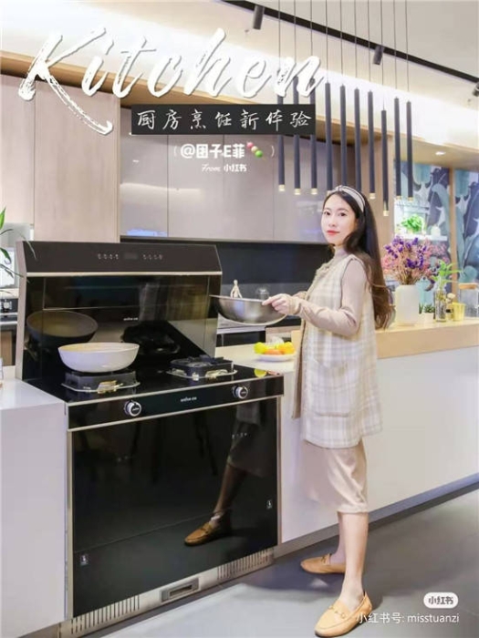 另一位是资深的旅游博主“团子E菲”,小红书帐号拥有73.5万粉丝。 另一位是资深的旅游博主“团子E菲”,小红书帐号拥有73.5万粉丝。