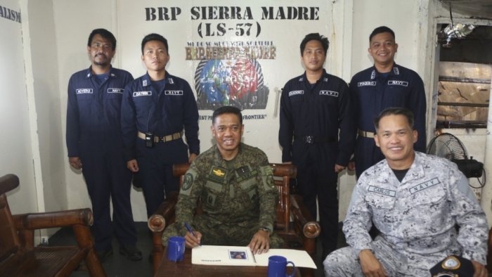 菲律宾总参谋长登仁爱礁“搁浅”登陆舰“马德雷山”号。 菲律宾总参谋长登仁爱礁“搁浅”登陆舰“马德雷山”号。