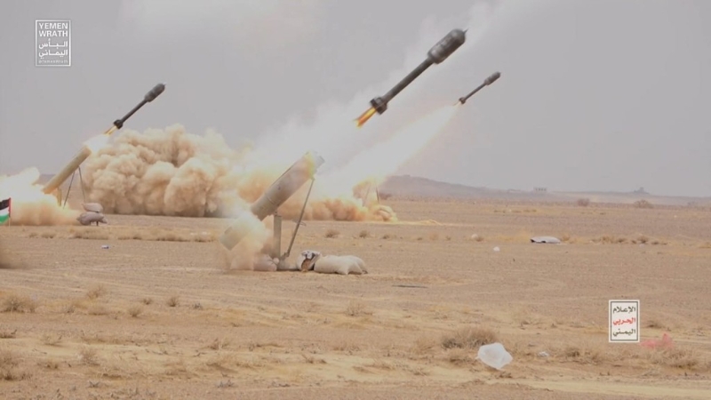 也门胡塞武装发射陆基巡航导弹，击中红海一艘油轮。 图为胡塞武装今年9月进行导弹发射演习。路透社