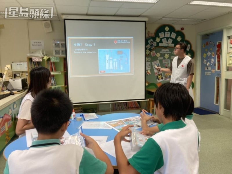 红十字会近年常到学校举行防灾讲座,向中小学生灌输防灾自救意识。 红十字会近年常到学校举行防灾讲座,向中小学生灌输防灾自救意识。