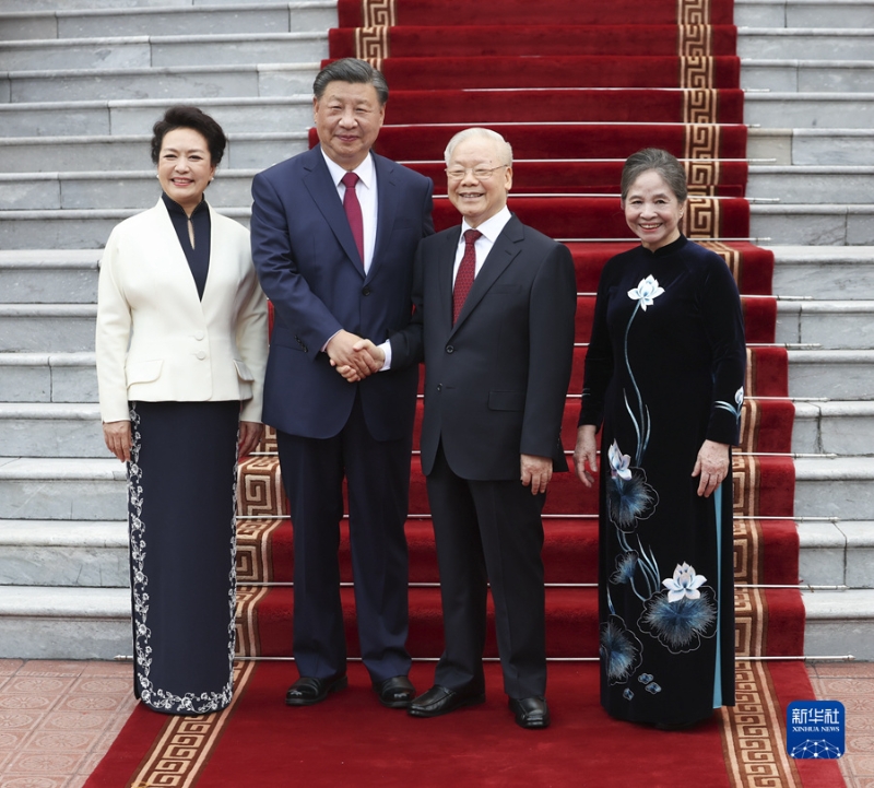 当地时间12月12日下午，刚刚抵达河内的中共中央总书记、国家主席习近平在越共中央驻地同越共中央总书记阮富仲举行会谈。这是阮富仲在主席府广场为习近平举行隆重欢迎仪式。