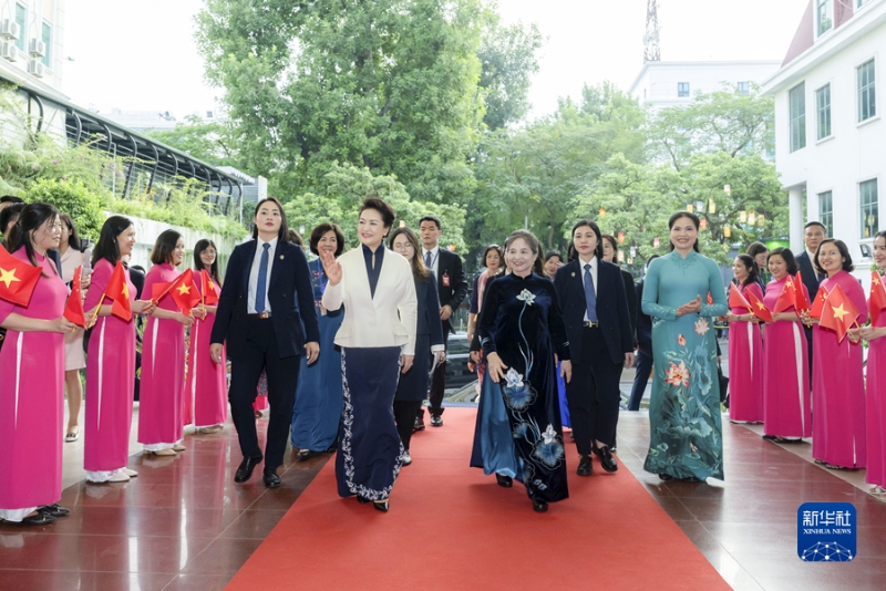 当地时间12月12日下午，中共中央总书记、国家主席习近平夫人彭丽媛在河内应邀同越共中央总书记阮富仲夫人吴氏敏共同参观越南妇女博物馆并茶叙。