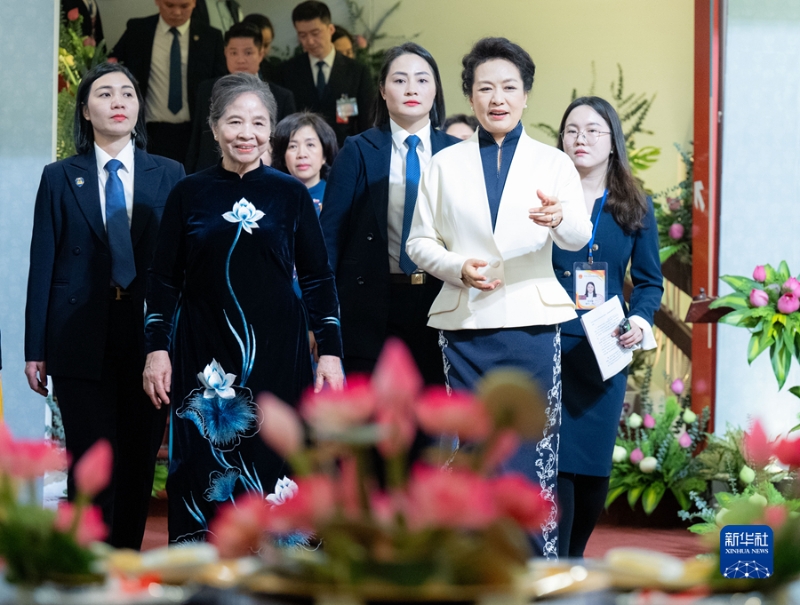 当地时间12月12日下午，中共中央总书记、国家主席习近平夫人彭丽媛在河内应邀同越共中央总书记阮富仲夫人吴氏敏共同参观越南妇女博物馆并茶叙。