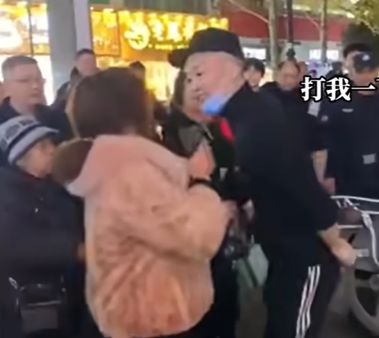 其后走出摊档与大妈对质。网图 其后走出摊档与大妈对质。网图