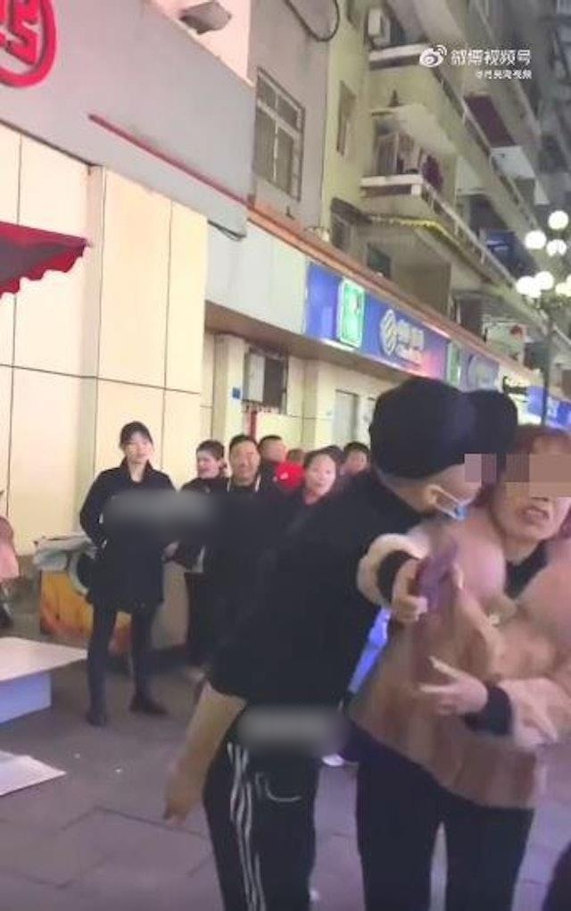 大妈冷不防被男档主吻了脸。网图 大妈冷不防被男档主吻了脸。网图