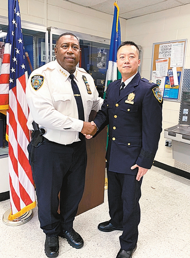 纽约市警察总局总警司麦雷德(左)亲到皇后区欢迎曾昌武履新107分局局长。 纽约市警察总局总警司麦雷德(左)亲到皇后区欢迎曾昌武履新107分局局长。