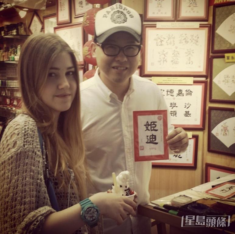 彩虹书法艺术家吴先生(右)与旅客合照。 彩虹书法艺术家吴先生(右)与旅客合照。