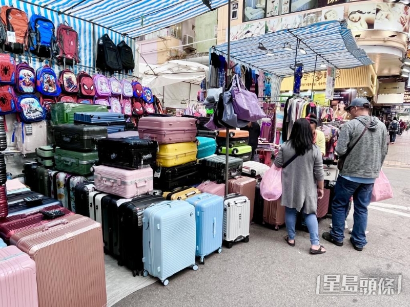 现时“女人街”销情最旺的是旅行箱。 现时“女人街”销情最旺的是旅行箱。