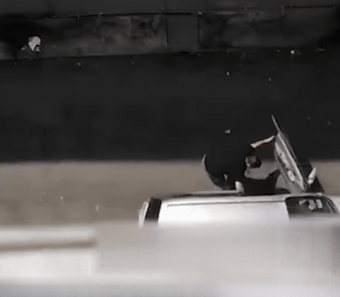 楼上住户清楚拍到疑犯把许佳玲运上车的情况。 楼上住户清楚拍到疑犯把许佳玲运上车的情况。