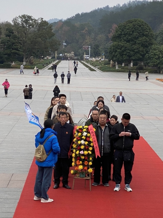 一群游客向毛泽东铜像敬献花圈。