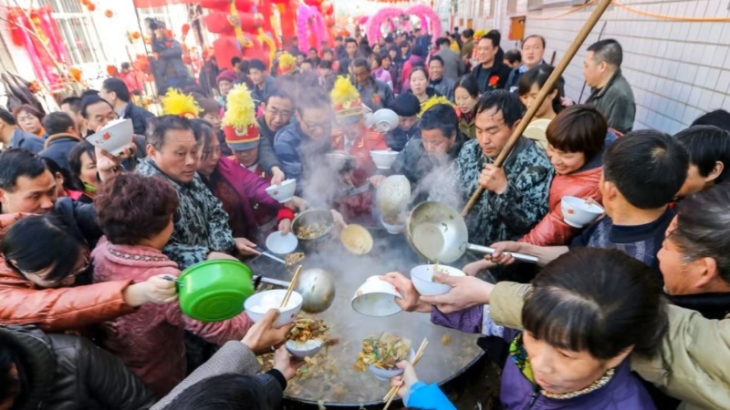 云南有地方以卫生安全为由，要求农村办酒席多过5桌，要提前10日向官方报备。 网络图片