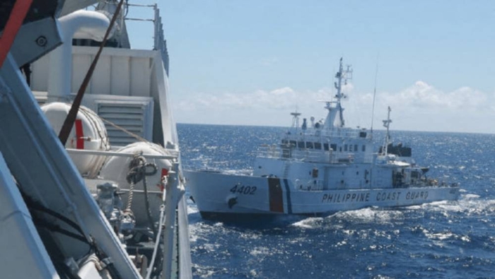 菲船只非法闯入中国海域，中国海警局敦促菲律宾从仁爱礁拖走“坐滩”军舰。