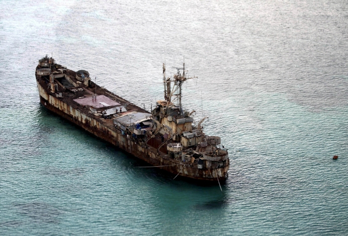 24年前搁浅在仁爱礁的菲律宾“马德雷山”号登陆舰。