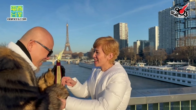 “叱吒乐坛填词人大奖”由吴君如到英国颁发给黄伟文。 “叱吒乐坛填词人大奖”由吴君如到英国颁发给黄伟文。