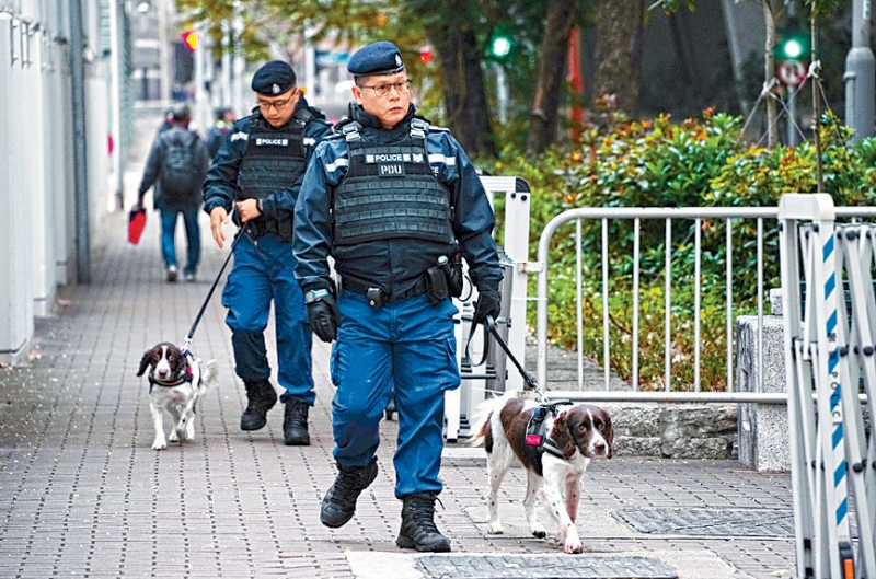 警员与警犬在法院周边巡逻。