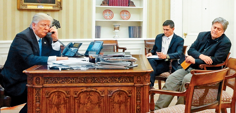 黎智英建议《苹果日报》邀请美白宫首席战略师及顾问班农（右一），宣传《苹果日报》英文版。
