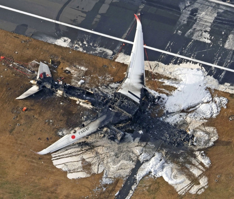 日本航空（JAL）的空中巴士A350飞机在羽田国际机场与日本海上保全厅飞机相撞后被烧毁。 路透社