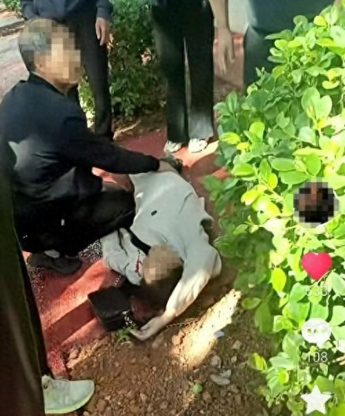 有平民受伤倒地。 有平民受伤倒地。