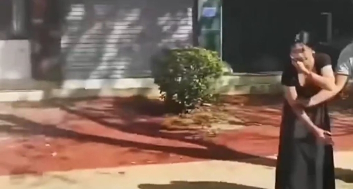 有人疑受伤掩面。 有人疑受伤掩面。