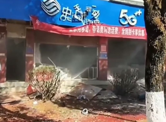 炮弹造成街道破坏。 炮弹造成街道破坏。