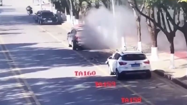 疑似路边的闭路电视拍下炮弹射入云南境内的一刻 疑似路边的闭路电视拍下炮弹射入云南境内的一刻