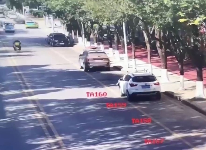 疑似路边的闭路电视拍下炮弹射入云南境内的一刻。 疑似路边的闭路电视拍下炮弹射入云南境内的一刻。