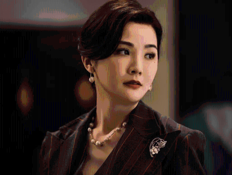 蔡卓妍在戏中饰演程一言(梁朝伟饰)背后的女人张嘉文,多年来对程一言死心塌地。她的角色原型是佳宁董事邬开莉。 蔡卓妍在戏中饰演程一言(梁朝伟饰)背后的女人张嘉文,多年来对程一言死心塌地。她的角色原型是佳宁董事邬开莉。